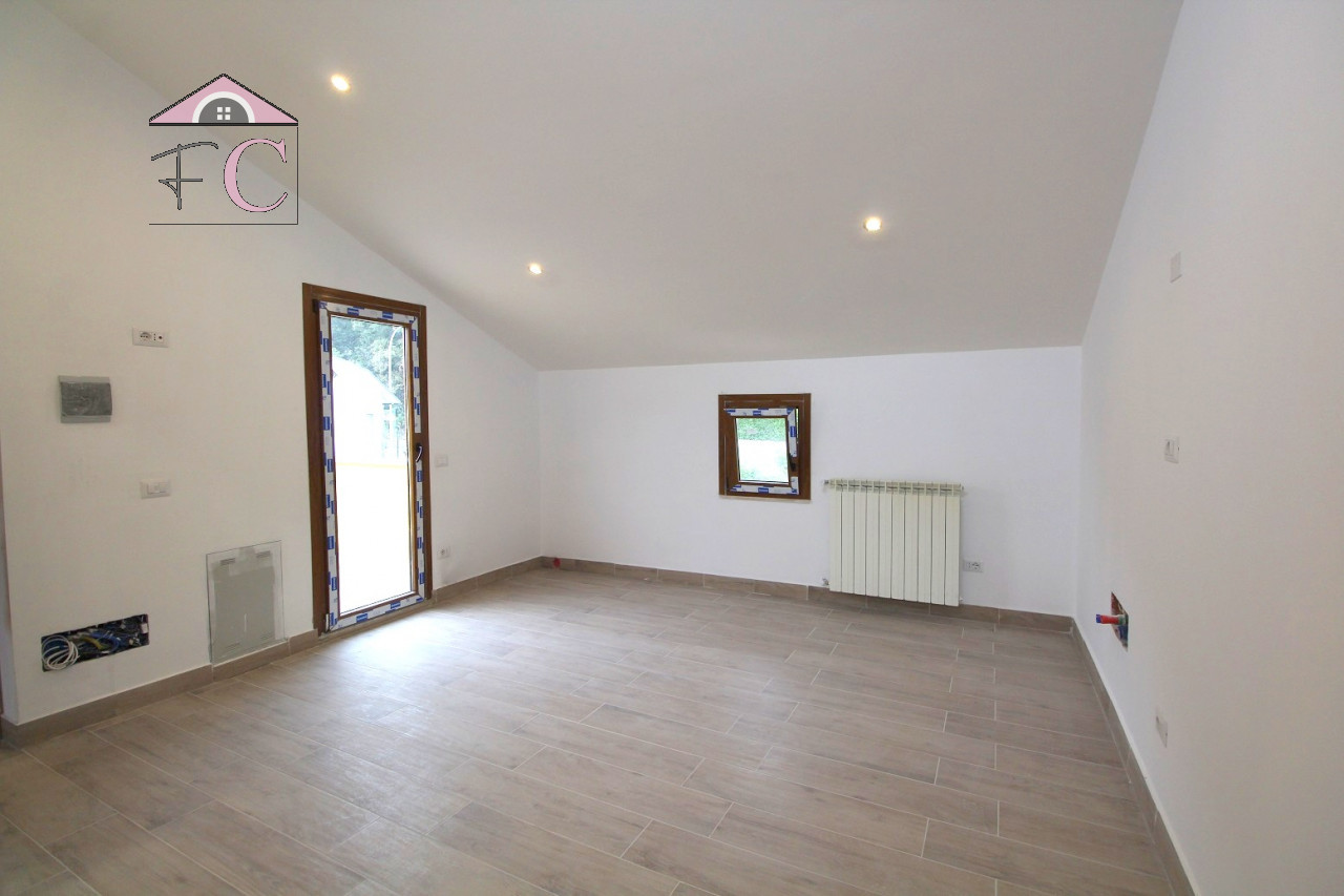 duplex ristrutturato con balconi e posto auto 9.jpg